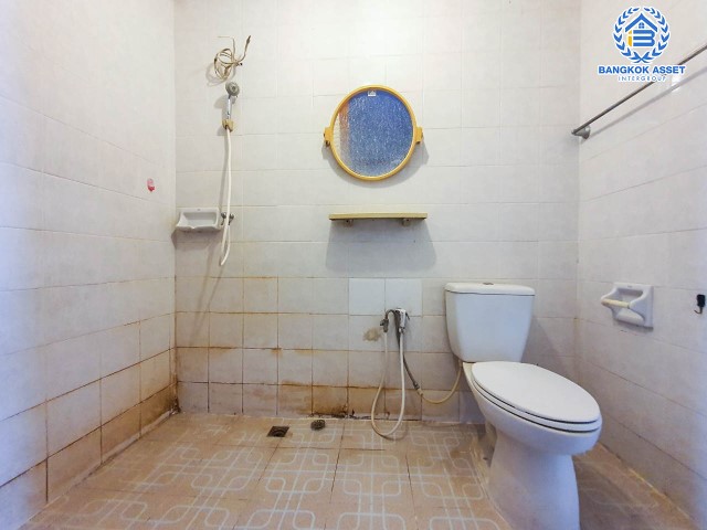 ทาวน์โฮม 3 ชั้นมือสอง เพชรเกษม ม.สุชา1 เพชรเกษม เนื้อที่กว้าง 17.60 ตร.ว. ฟังก์ชัน 4 ห้องนอน 3 ห้องน้ำ ที่จอดรถ 1 คัน ภายในสภาพดี มีพื้นที่ใช้สอยกว้างขวาง โครงการตั้งบนทำเลแห่งการเดินทาง ใกล้รถไฟฟ้าสายสีน้ำเงิน "สถานีหลักสอง" และจุดขึ้นทางด่วน "พระราม2"...